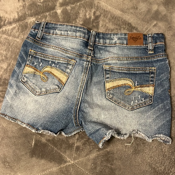 Medium wash Jean shorts - Picture 2 of 3